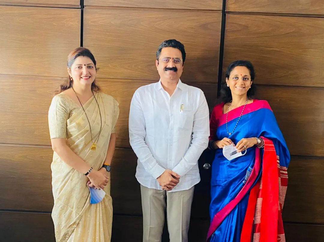 Rupali Chakankar With other politicians