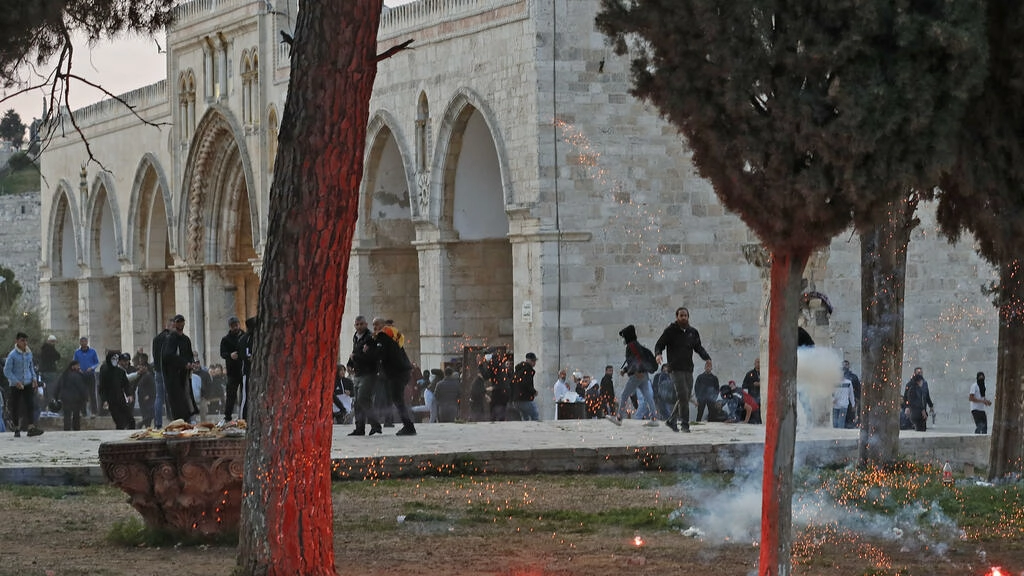 Israeli police storm Jerusalem holy site after Palestinian youths throw rocks