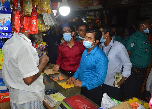 The National Consumer Rights Protection Department conducted a mobile court in Rajshahi Saheb Bazar area on Tuesday due to high soybean oil prices.