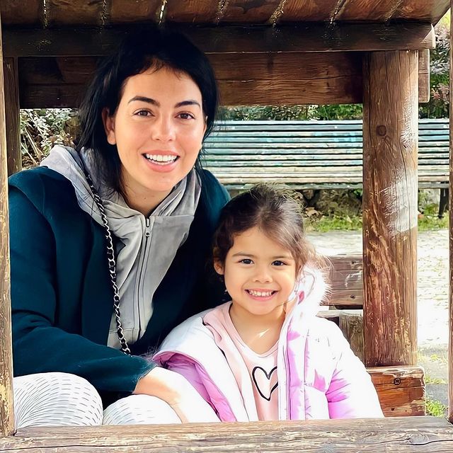 Eva Maria dos Santos with her mother
