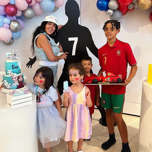 Eva Maria dos Santos with her family