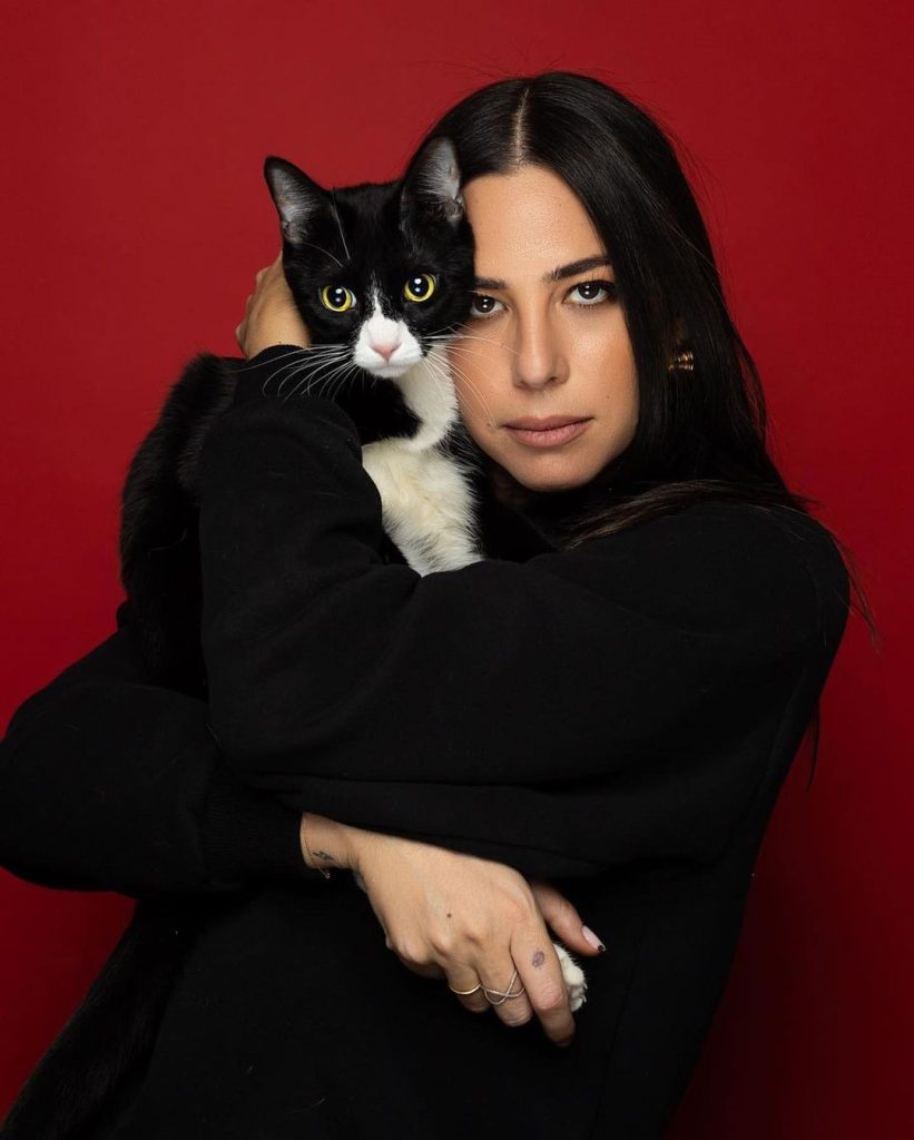 Rachel Wolfson with her pet cat