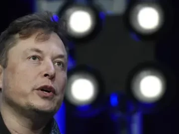 Elon Musk goes 360 degrees on Twitter deal, offers to buy it again