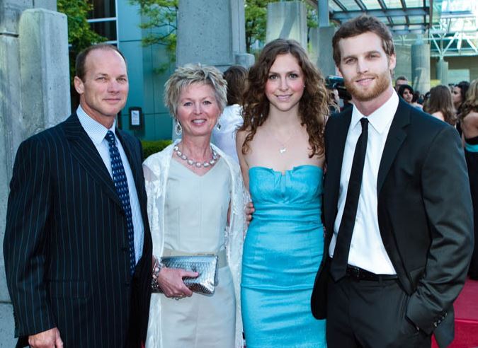 Jared Keeso with his dad Richard Keeso mom Anne Keeso and sister Abigail Keeso