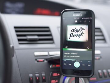 3 Benefits of Using Branded Phone Mounts in the Car