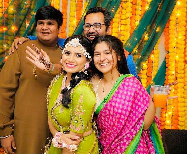 Nidhi Bhanushali with her family 