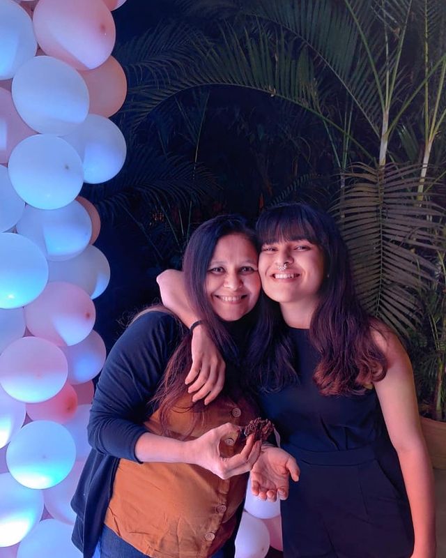 Nidhi Bhanushali with her friend 