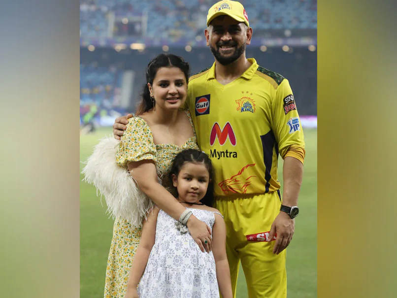qne48b48 ms dhoni with family