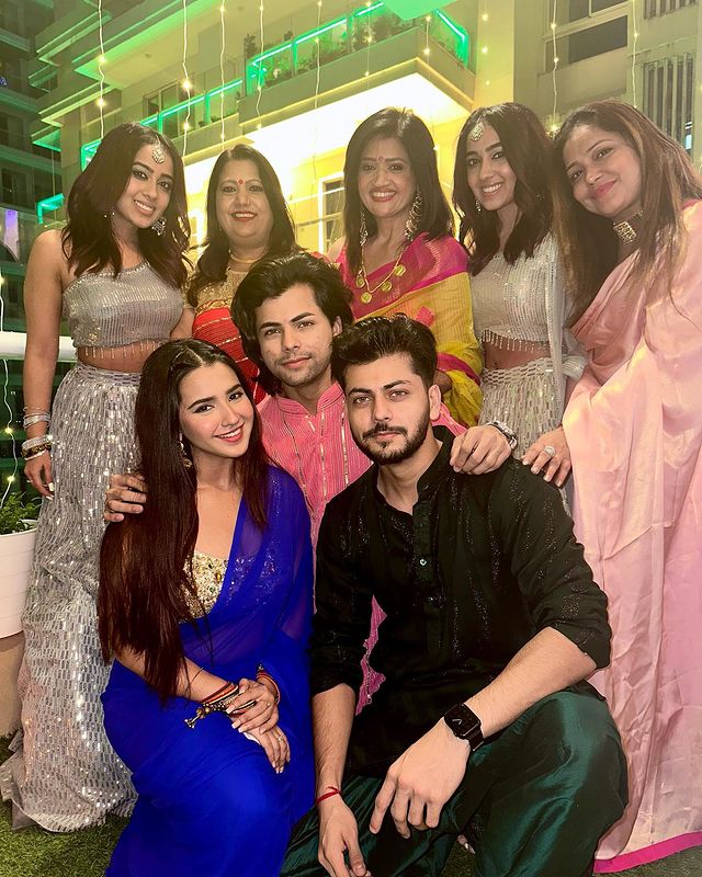 Roshni Walia with her co-actors