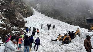7 Tourists Dead, Rescue Efforts Underway