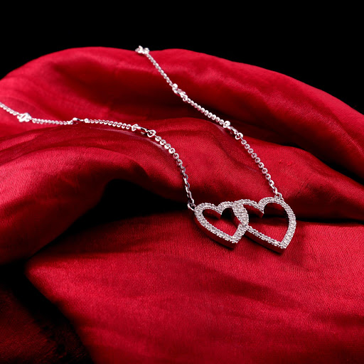 Choosing the Right Diamond Heart Necklace for Every Occasion