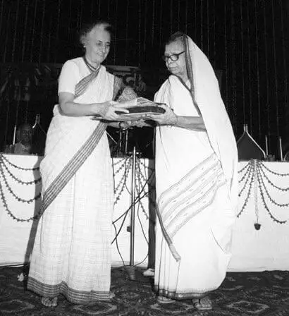 Mahadevi Varma with Indira Gandhi