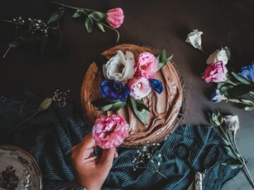 Exploring the Blossoming Trend: The Popularity of Flowers and Cakes as Thoughtful Gifts