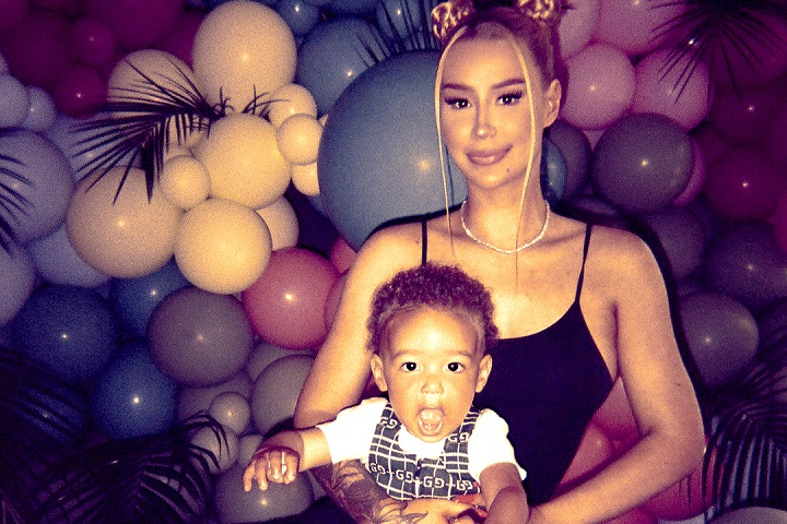 Onyx Kelly's image with mother